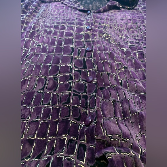 Super cool 90’s snakeskin with gold details button up blouse - Picture 9 of 13